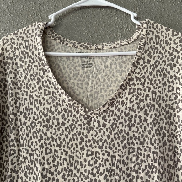 Woman’s American Eagle Medium Lightweight Leopard Print V-Neck Blouse Top - Picture 4 of 7